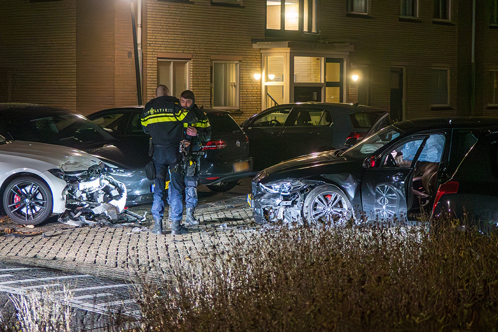 Automobilist richt ravage aan in Staatsliedenwijk