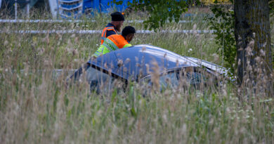 Auto raakt van de weg op A6 bij Lelystad