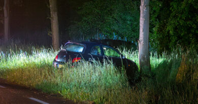 Auto tegen boom op Buitenring, weg richting Stad afgesloten