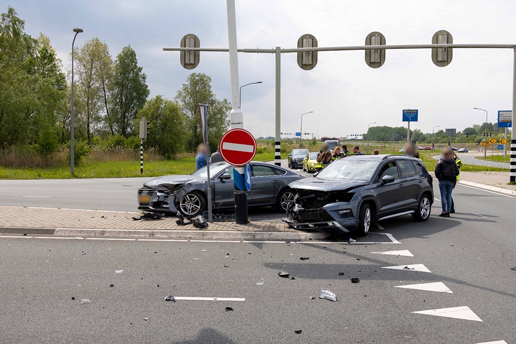 Twee auto’s botsen op Elementendreef in Poort