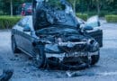 Taxi vliegt in brand op parkeerplaats crematorium Kruidenwijk